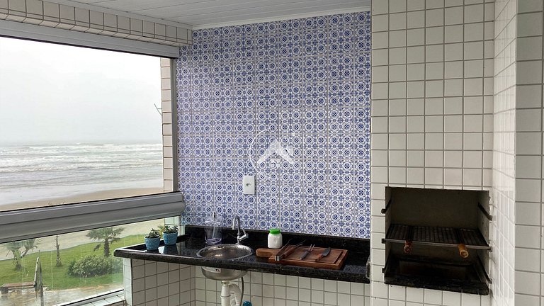Moderno apto frente à praia, com incrível vista e churrasque